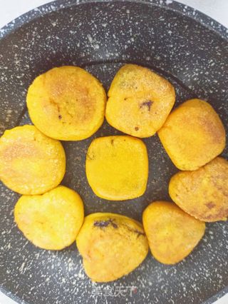 超好吃的南瓜紫米饼的做法步骤:7