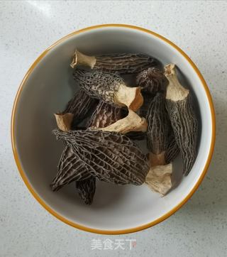 蒜香羊肚菌的做法步骤：1