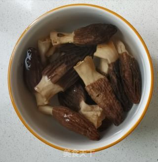 蒜香羊肚菌的做法步骤:2