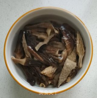 蒜香羊肚菌的做法步骤:3