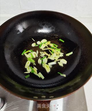 蒜香羊肚菌的做法步骤:6