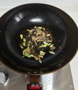 蒜香羊肚菌的做法步骤:7