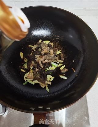 蒜香羊肚菌的做法步骤:8