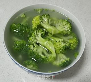 西兰花木耳炒鸡蛋的做法步骤:2