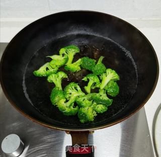 西兰花木耳炒鸡蛋的做法步骤:3