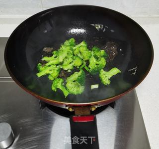 西兰花木耳炒鸡蛋的做法步骤:8