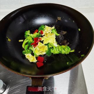 西兰花木耳炒鸡蛋的做法步骤:9