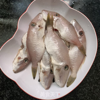 番茄焖剥皮鱼的做法步骤：1