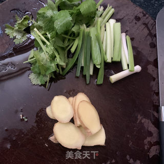番茄焖剥皮鱼的做法步骤：2
