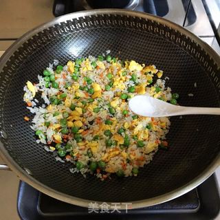 #豌豆炒饭的做法图解7