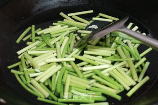 蒜苔炒肉的做法步骤：1