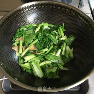 油菜炒香菇的做法步骤：2