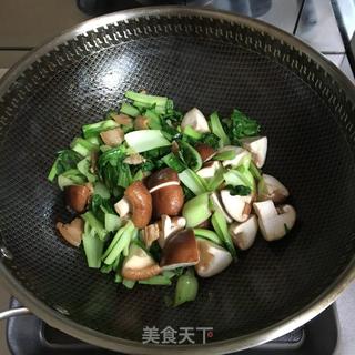 油菜炒香菇的做法步骤：3