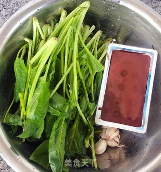 鸭血炒菠菜的做法步骤：1