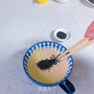 黑芝麻蛋卷的做法步骤：3
