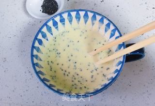 黑芝麻蛋卷的做法步骤：4