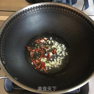 白玉菇炒丝瓜的做法步骤：1
