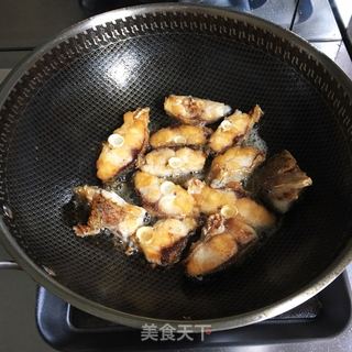 毛豆烧鱼块的做法步骤：1