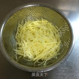 酸辣土豆丝的做法步骤：1