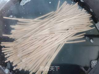 玉米牛肉酱荞麦面的做法步骤:2
