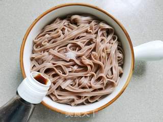玉米牛肉酱荞麦面的做法步骤:4