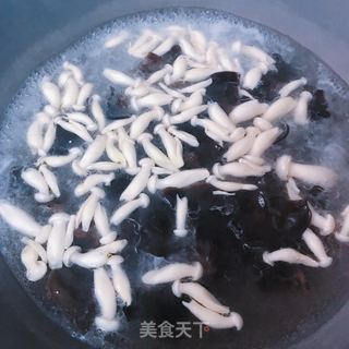 白玉菇鸡蛋木耳炒西红柿的做法步骤：2