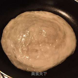 手抓饼卷鸡肉肠的做法步骤：1