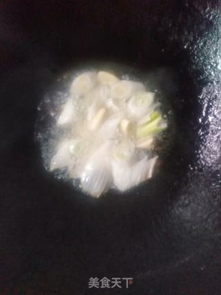 香菇炖肥肠的做法步骤:5