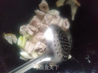香菇炖肥肠的做法步骤:6