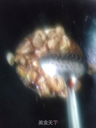 香菇炖肥肠的做法步骤:7