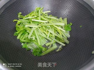 芹菜炒粉的做法步骤：5