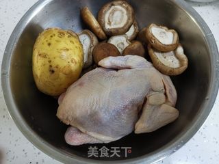 香菇土豆炖鸡块的做法步骤：1