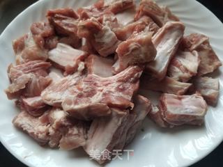 紫土豆粉条炖排骨的做法步骤:2
