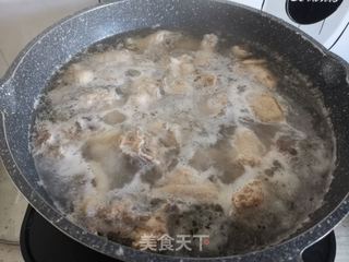 香菇土豆炖鸡块的做法步骤：2