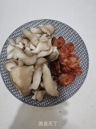 香肠炒蘑菇的做法步骤：1