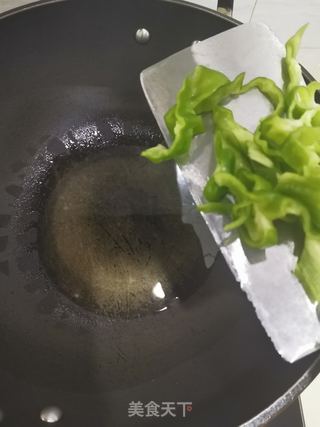 香肠炒蘑菇的做法步骤：3