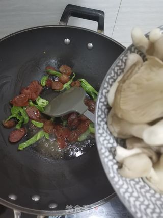 香肠炒蘑菇的做法步骤：5