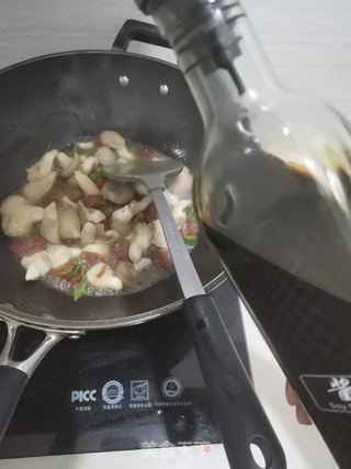 香肠炒蘑菇的做法步骤：6
