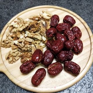 红枣夹核桃 的做法步骤：2