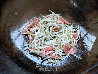 肉末辣酱炒河粉的做法步骤：4