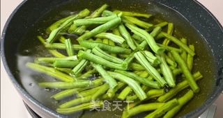 干煸四季豆!麻辣鲜香,开胃下饭!!!的做法步骤:3