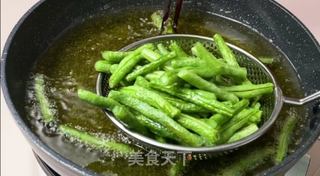 干煸四季豆!麻辣鲜香,开胃下饭!!!的做法步骤:4
