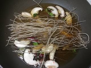 香菇白菜炖鸡块的做法步骤:6