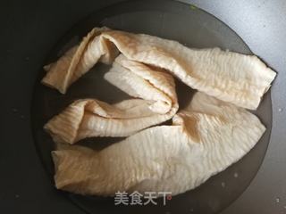 白菜芯儿拌人造肉的做法步骤：1