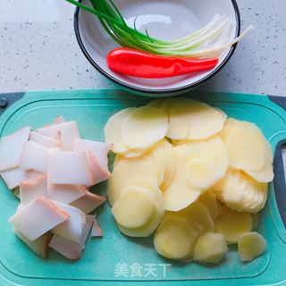 腊肉炒土豆片的做法步骤：1