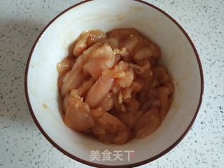 白菜炒鸡肉的做法步骤:2