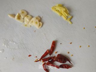 白菜炒鸡肉的做法步骤:3