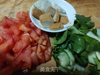 西红柿挂面汤的做法步骤:2