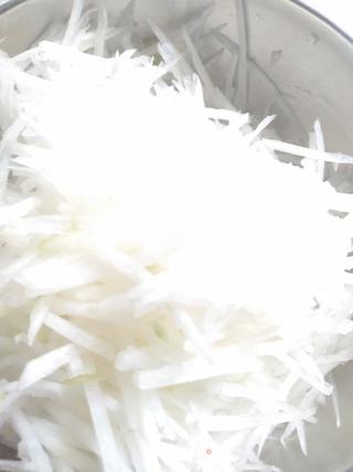萝卜丝豌豆尖汤的做法步骤:2