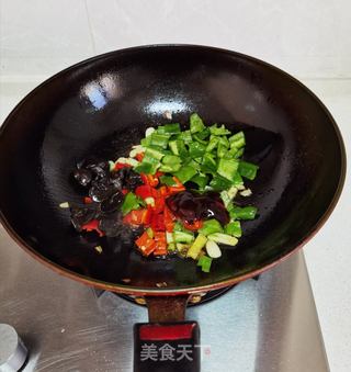 双椒炒鸡丁的做法步骤:8